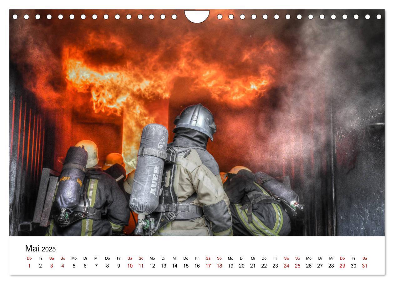 Bild: 9783435121502 | FEUERWEHR IM EINSATZ (Wandkalender 2025 DIN A4 quer), CALVENDO...