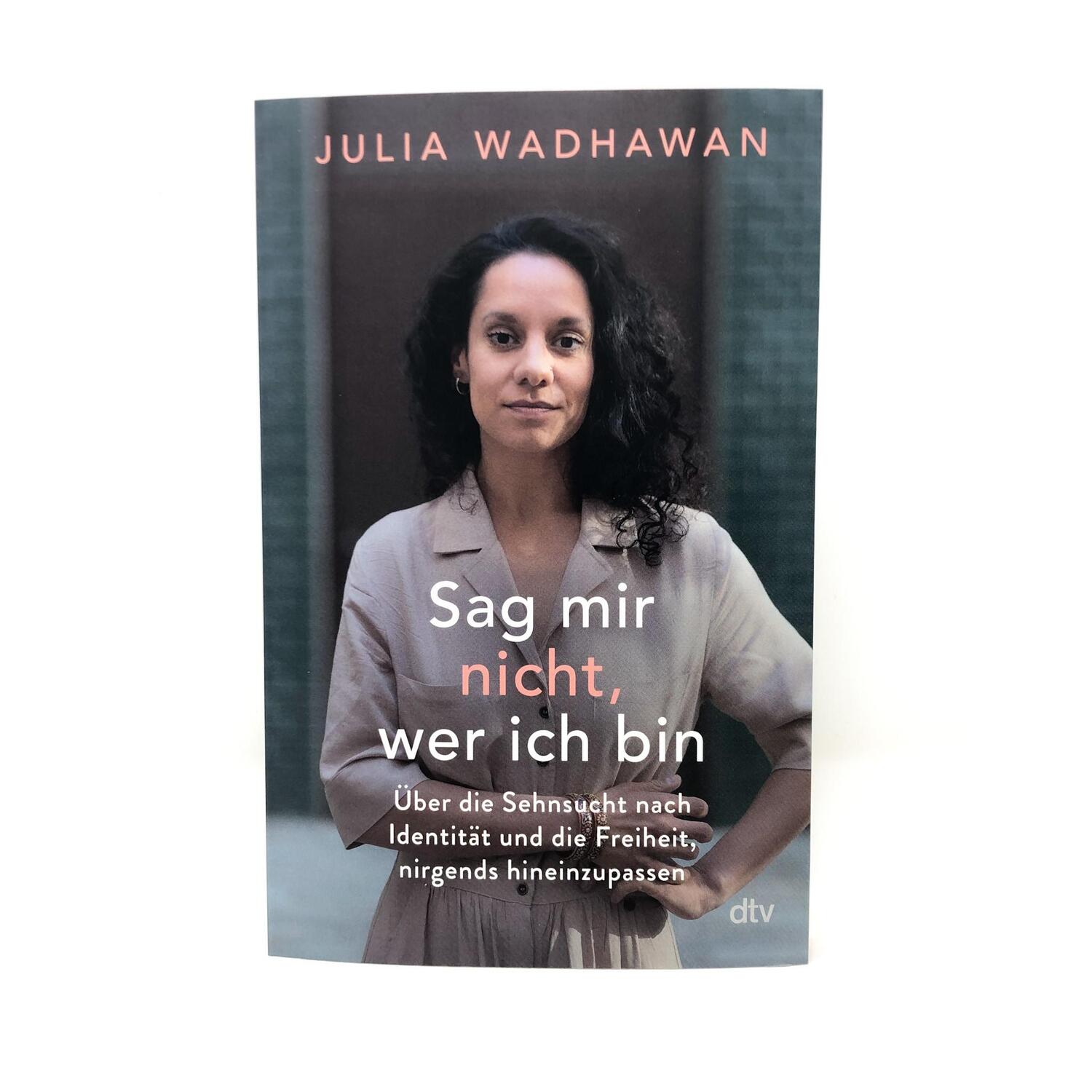 Bild: 9783423263252 | Sag mir nicht, wer ich bin | Julia Wadhawan | Taschenbuch | 240 S.