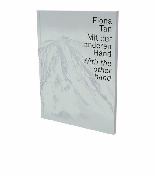 Cover: 9783864423246 | Fiona Tan: Mit der anderen Hand / With the other hand | Taschenbuch