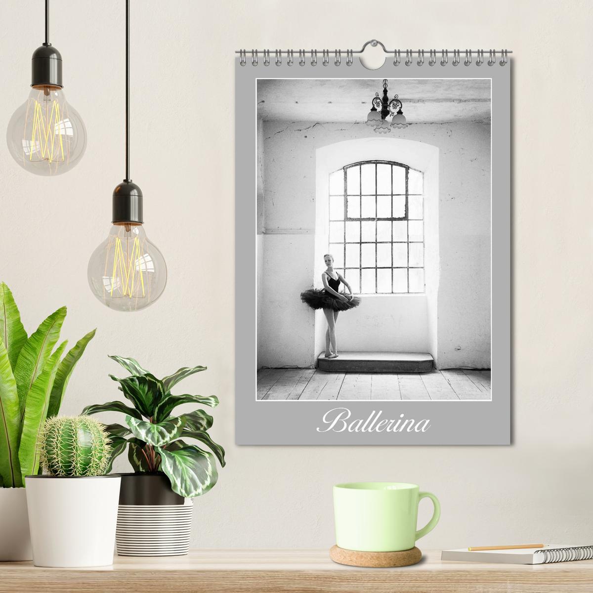 Bild: 9783457065556 | Ballerina (Wandkalender 2025 DIN A4 hoch), CALVENDO Monatskalender | -