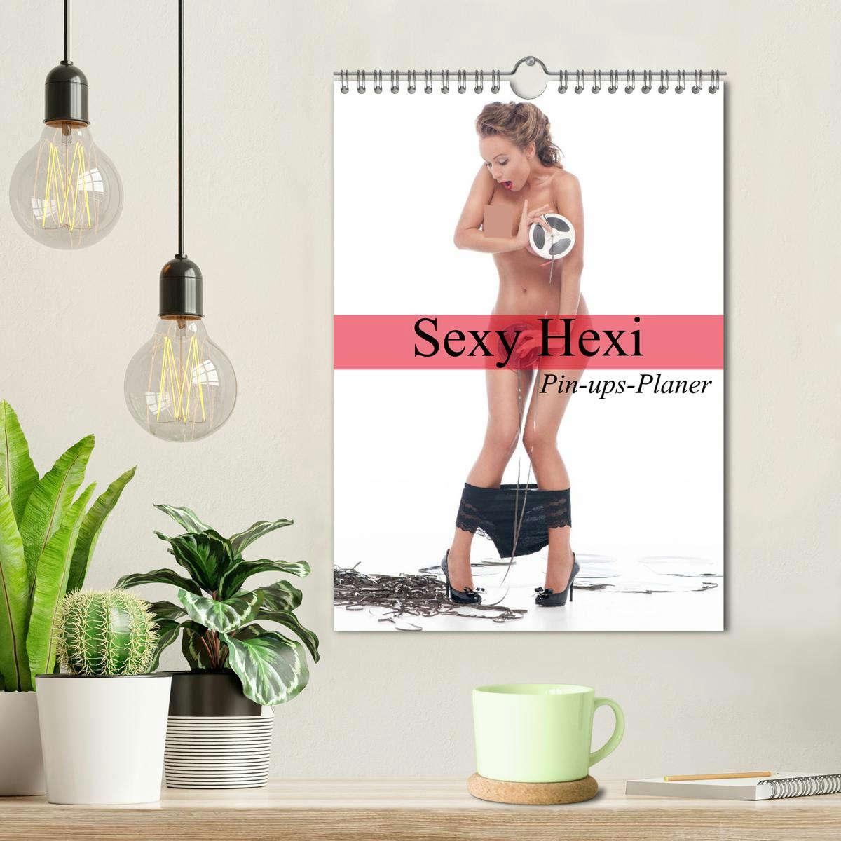 Bild: 9783457035894 | Sexy Hexi. Pin-ups-Planer (Wandkalender 2025 DIN A4 hoch), CALVENDO...