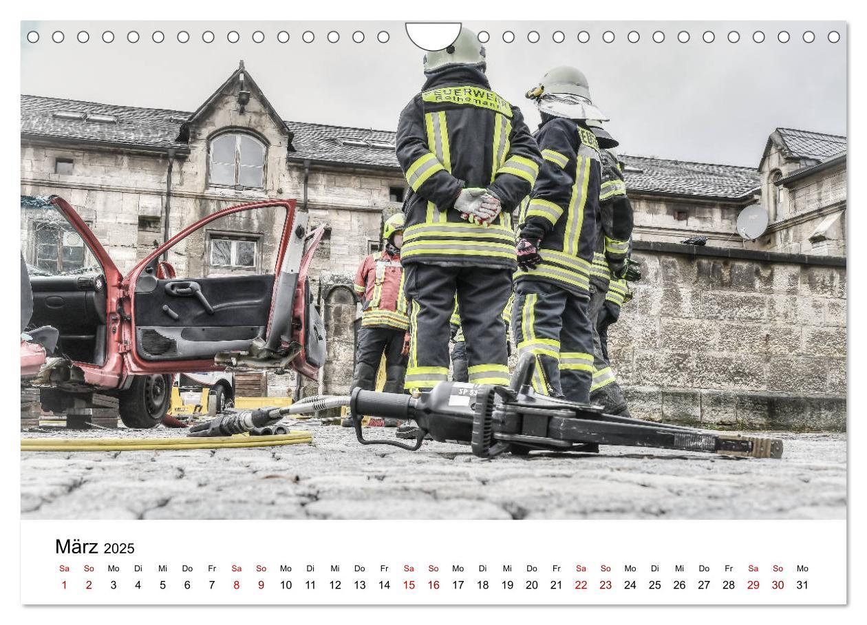 Bild: 9783435121502 | FEUERWEHR IM EINSATZ (Wandkalender 2025 DIN A4 quer), CALVENDO...