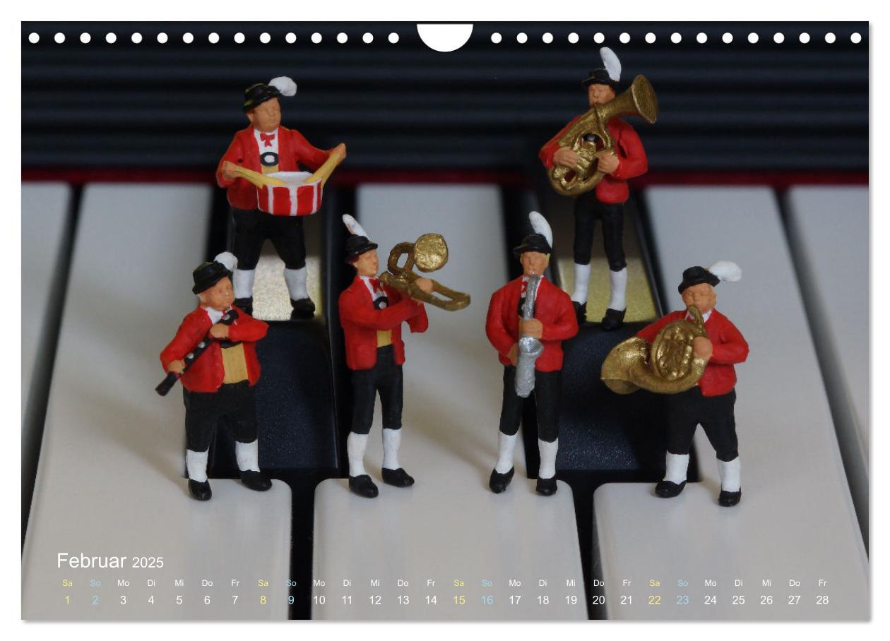 Bild: 9783457224397 | Das geheime Leben von Miniatur-Figuren (Wandkalender 2025 DIN A4...