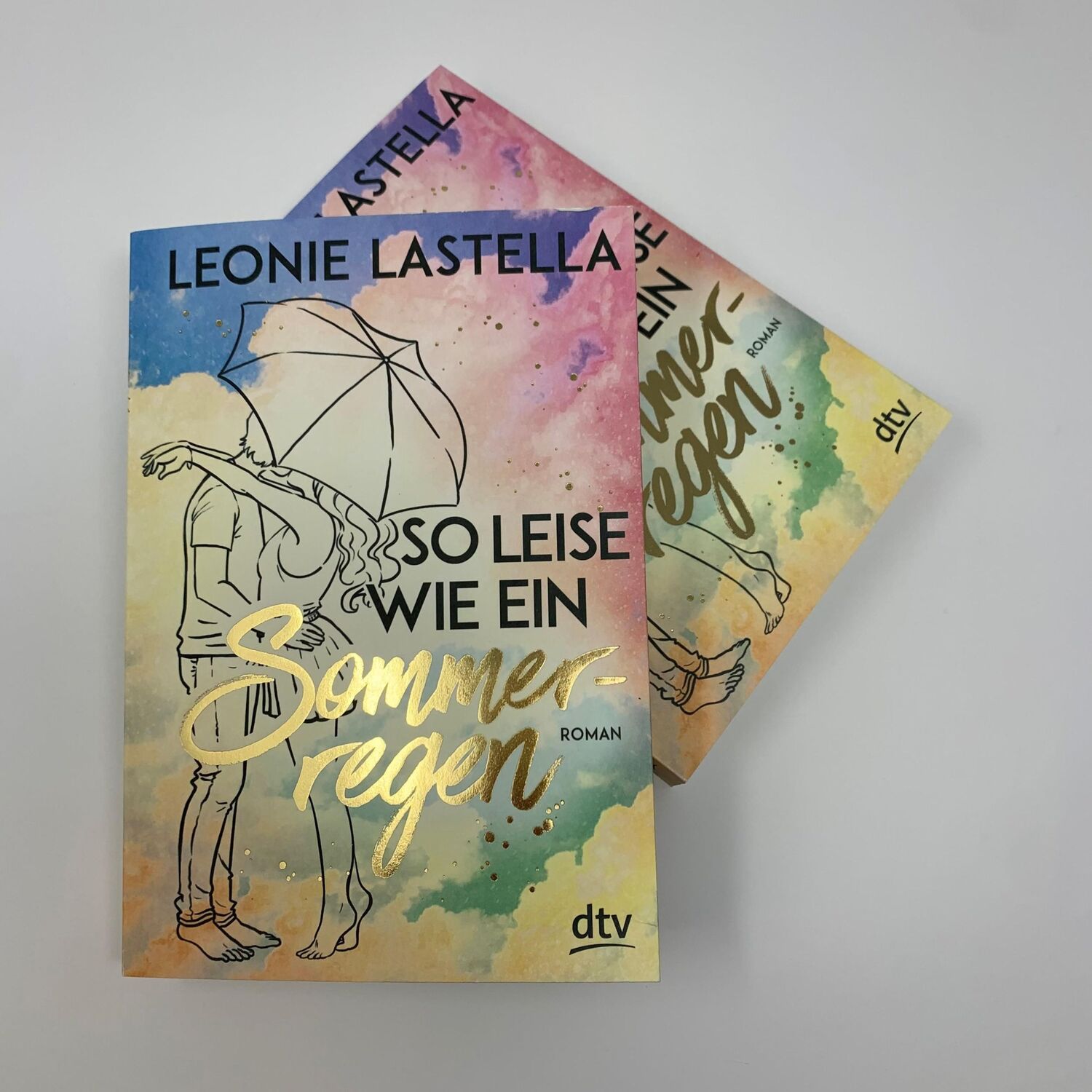 Bild: 9783423740692 | So leise wie ein Sommerregen | Roman | Leonie Lastella | Taschenbuch