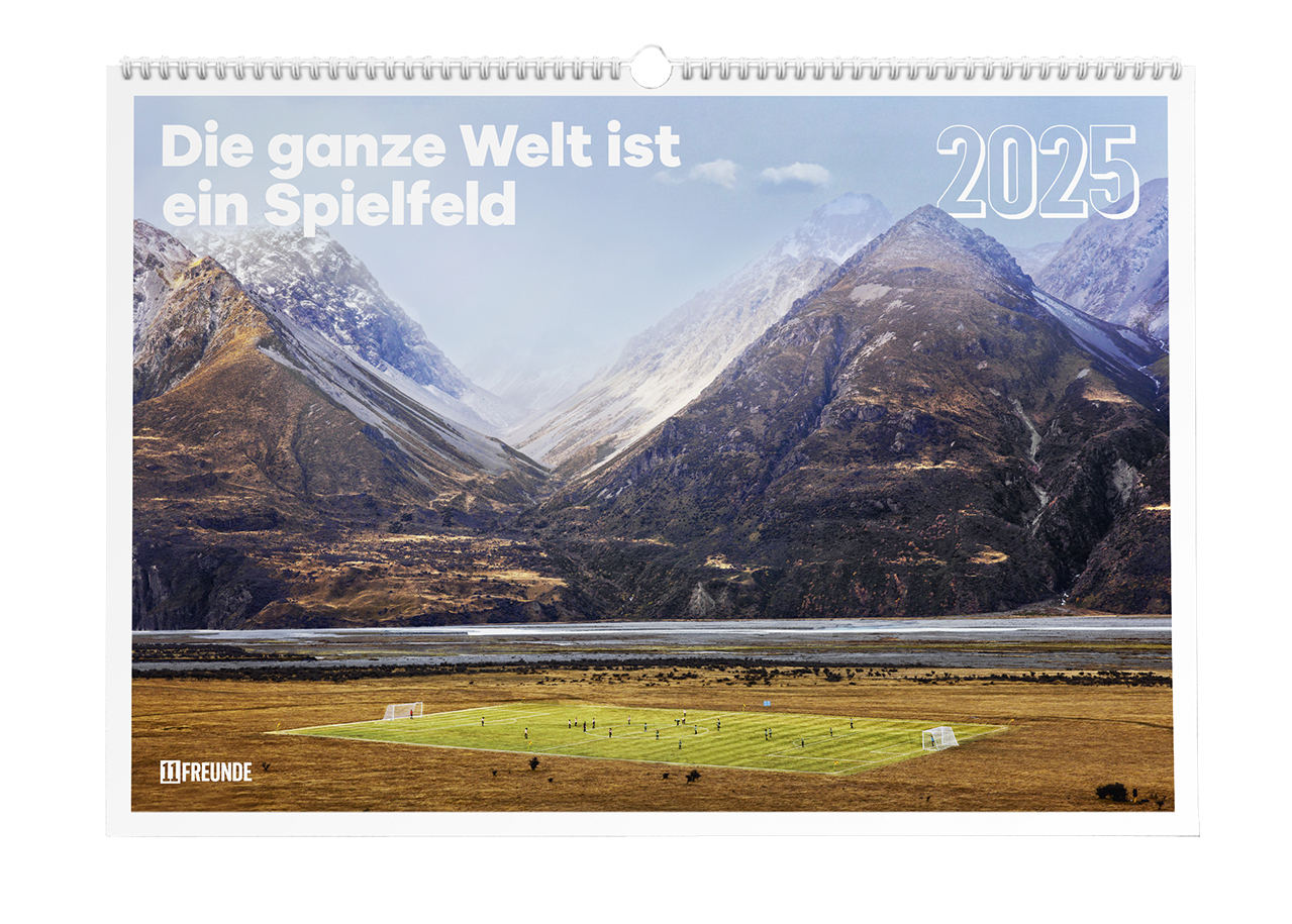 Cover: 4002725995247 | 11FREUNDE-Wandkalender: Die ganze Welt ist ein Spielfeld 2025 -...