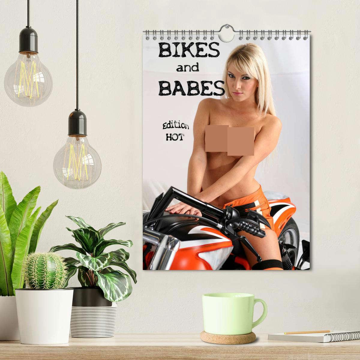 Bild: 9783435959976 | Bikes and Babes - Edition HOT (Wandkalender 2025 DIN A4 hoch),...