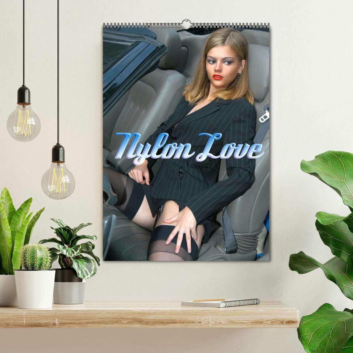 Bild: 9783435936021 | Nylon Love (Wandkalender 2025 DIN A2 hoch), CALVENDO Monatskalender