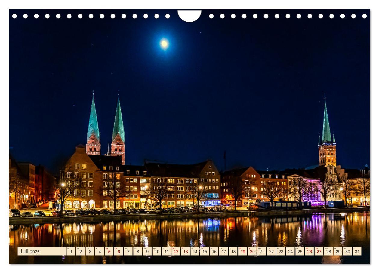 Bild: 9783383982927 | Lübeck bei Nacht (Wandkalender 2025 DIN A4 quer), CALVENDO...