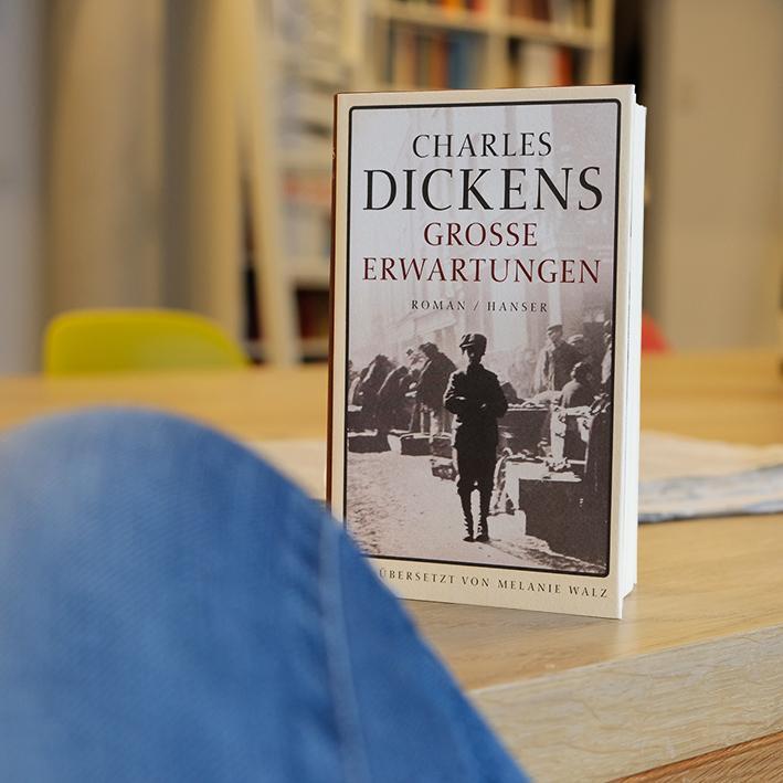 Bild: 9783446237605 | Große Erwartungen | Charles Dickens | Buch | Lesebändchen | 829 S.