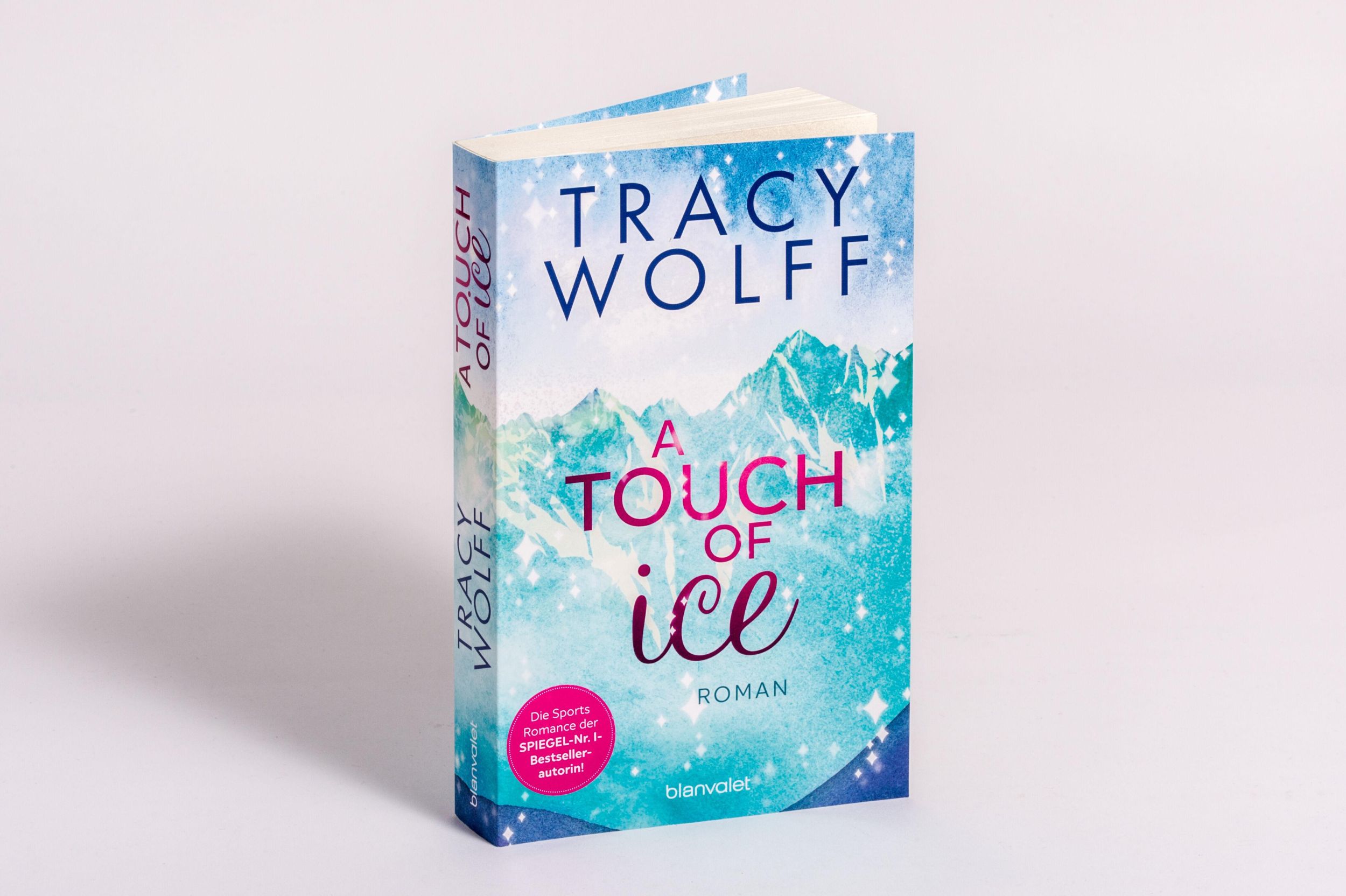 Bild: 9783734114113 | A Touch of Ice | Tracy Wolff | Taschenbuch | Hearts on Boards | 368 S.