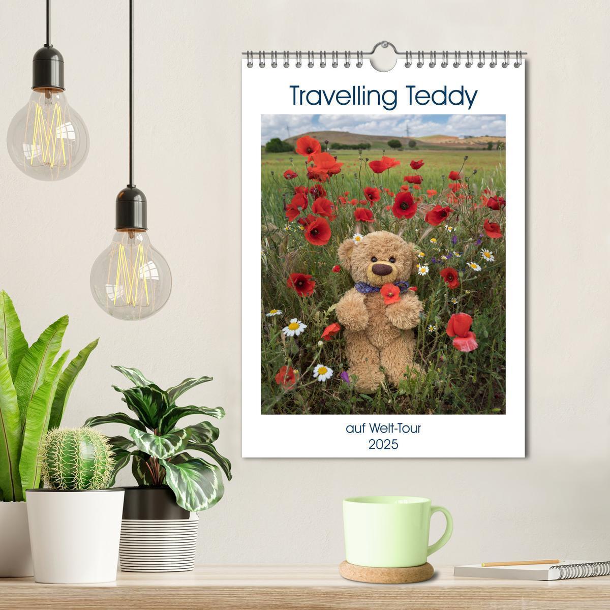 Bild: 9783435935482 | Travelling Teddy auf Welt-Tour (Wandkalender 2025 DIN A4 hoch),...