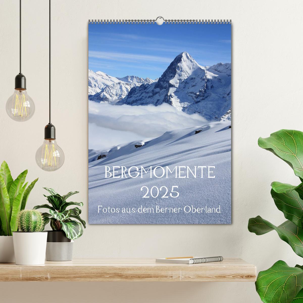 Bild: 9783435998418 | Bergmomente (Wandkalender 2025 DIN A2 hoch), CALVENDO Monatskalender