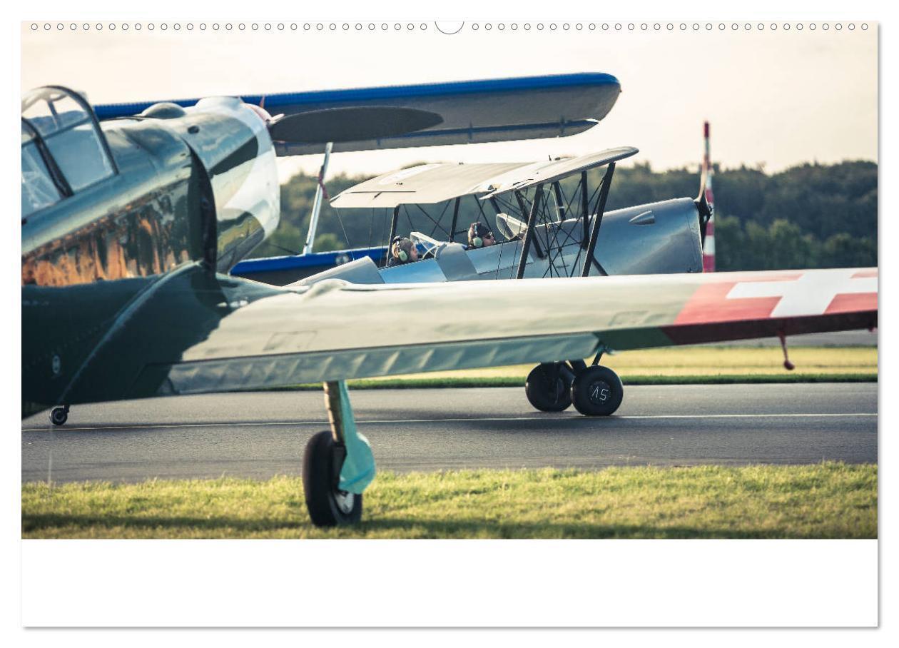 Bild: 9783435829613 | AVIATION CLASSICS seen by custompix.de (Wandkalender 2025 DIN A2...