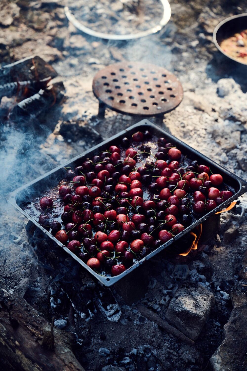 Bild: 9783039022342 | Feuerduft | Gemeinsam kochen über Flamme, Glut und Rauch | Bay (u. a.)