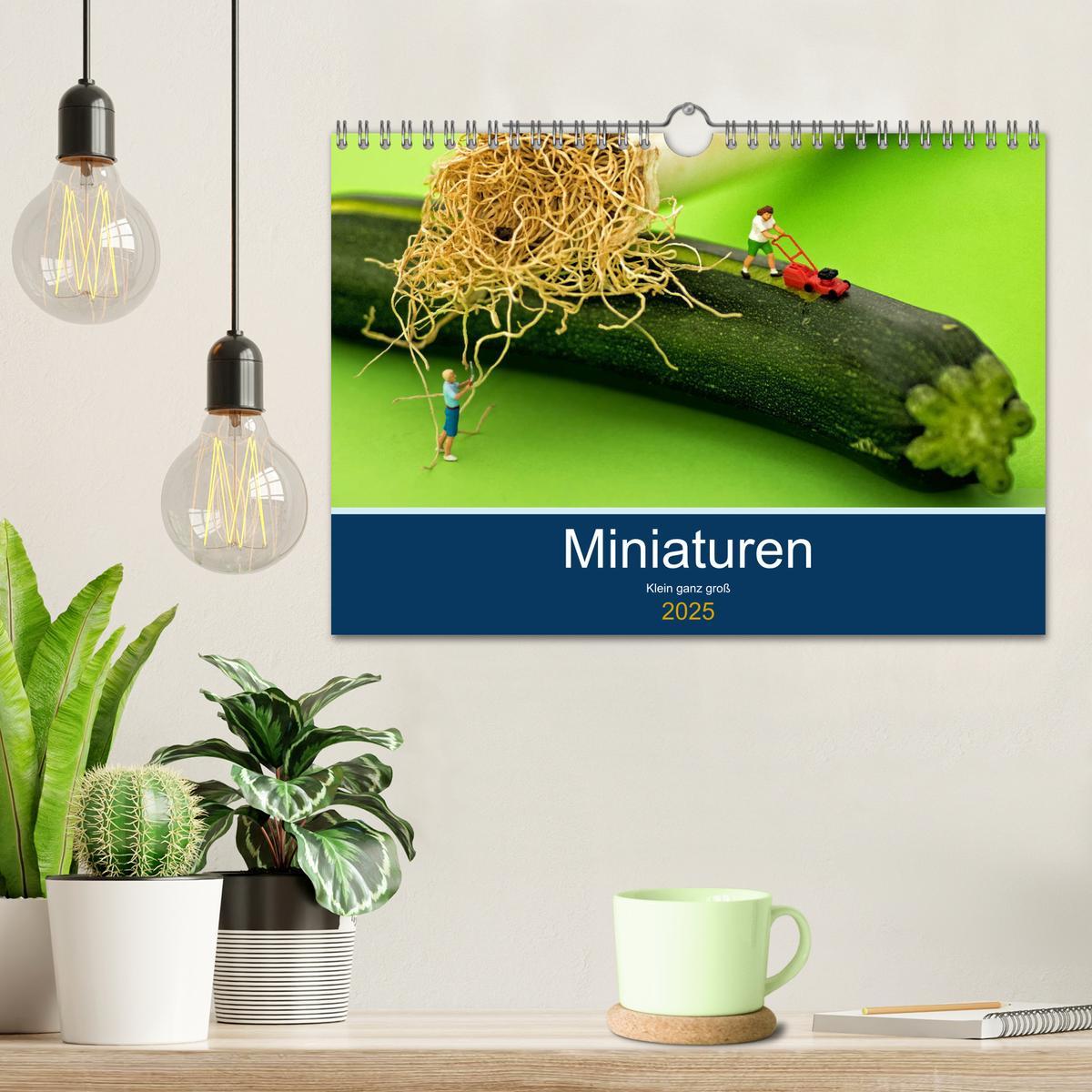 Bild: 9783435344772 | Miniaturen - Klein ganz groß (Wandkalender 2025 DIN A4 quer),...