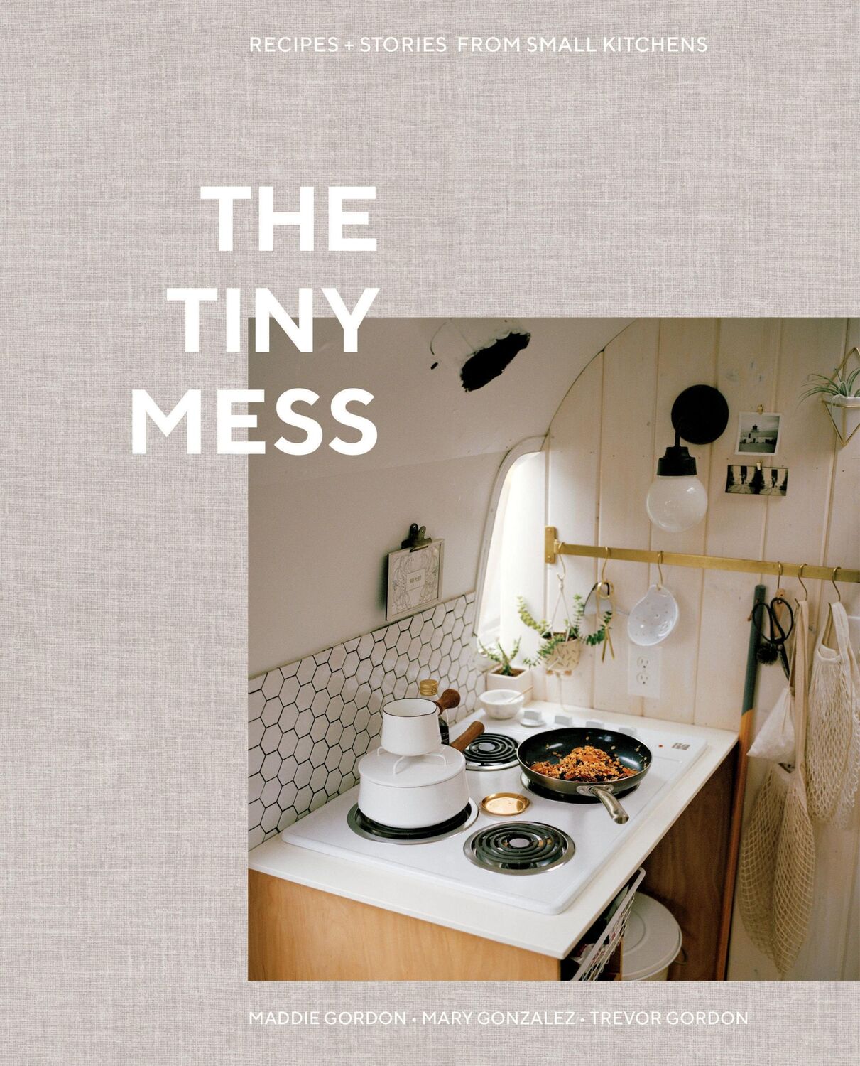 Cover: 9780399582738 | The Tiny Mess | Recipes and Stories from Small Kitchens | Buch | 2019