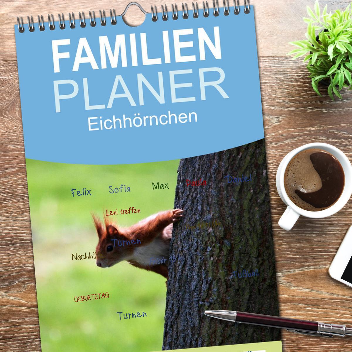 Bild: 9783457111062 | Familienplaner 2025 - Eichhörnchen mit 5 Spalten (Wandkalender, 21...