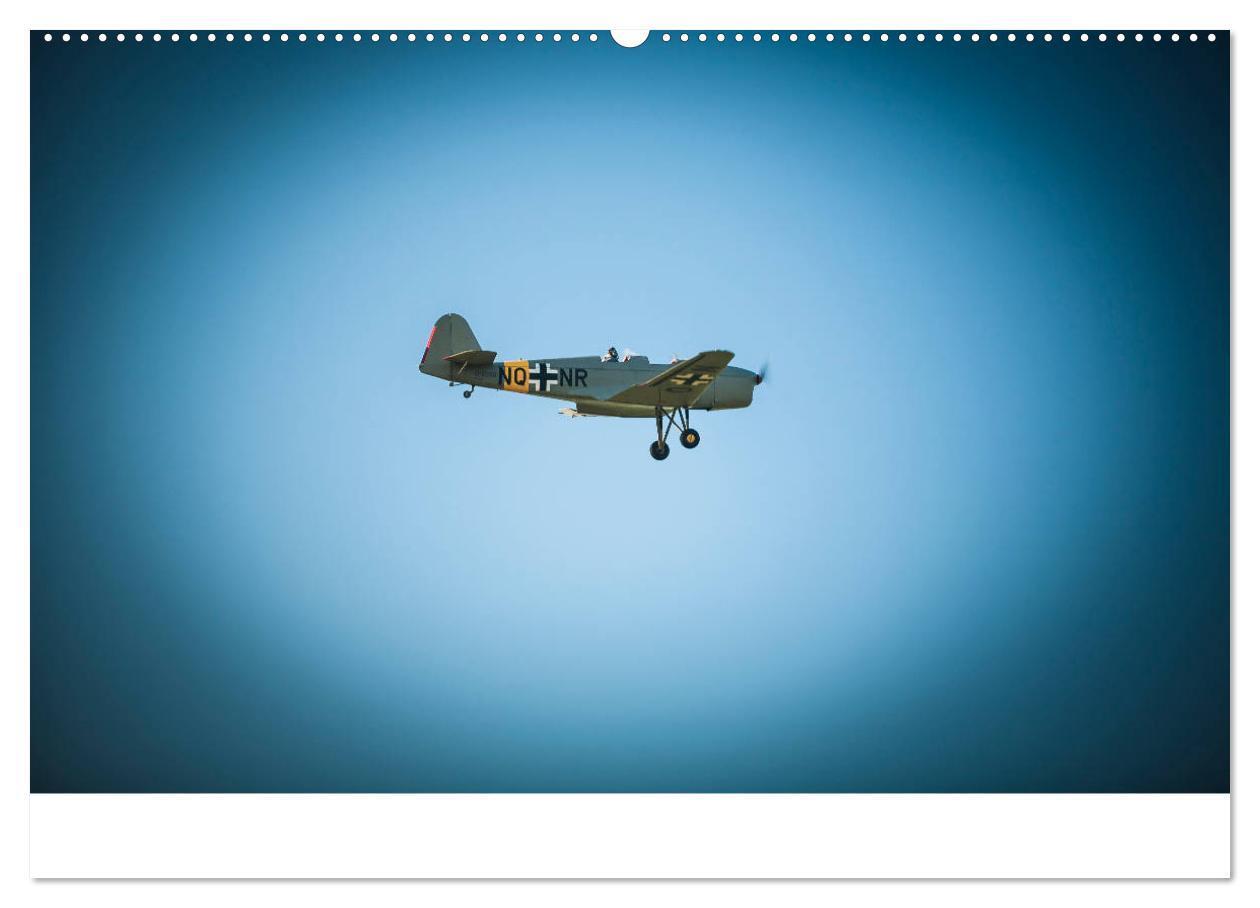 Bild: 9783435829613 | AVIATION CLASSICS seen by custompix.de (Wandkalender 2025 DIN A2...