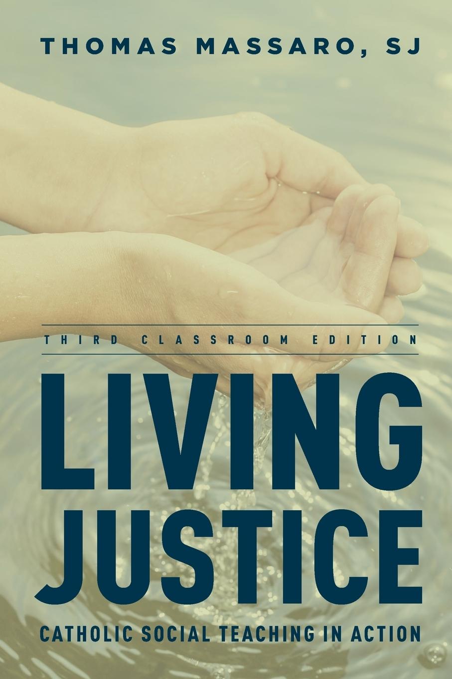 Cover: 9781442230927 | Living Justice | Catholic Social Teaching in Action | Massaro | Buch