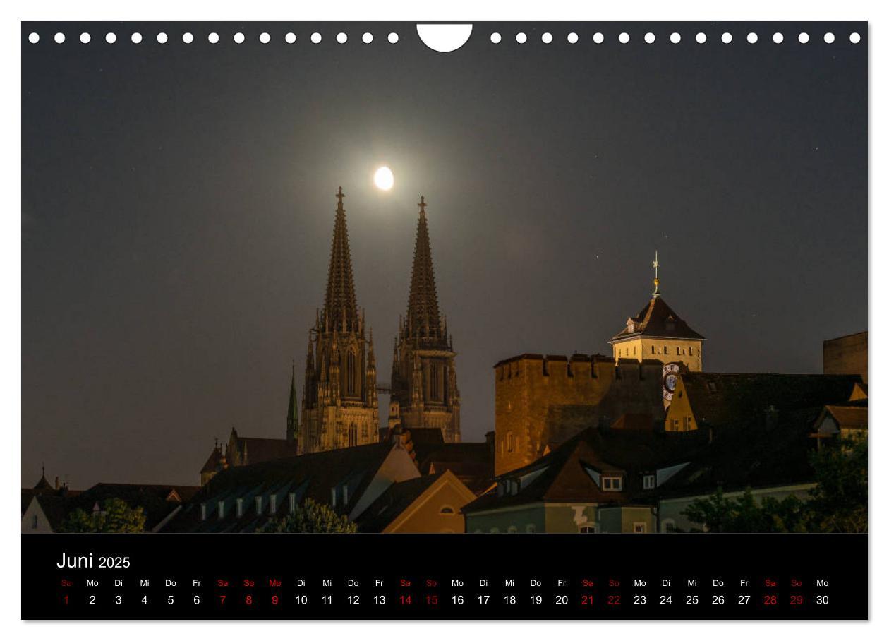 Bild: 9783435384563 | Regensburg bei Nacht (Wandkalender 2025 DIN A4 quer), CALVENDO...