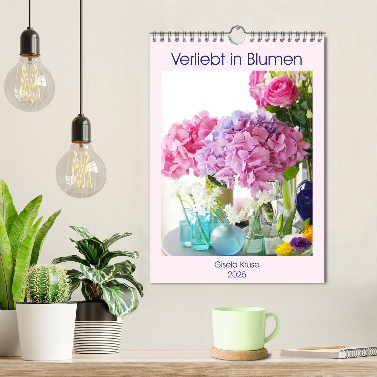 Bild: 9783435972562 | Verliebt in Blumen (Wandkalender 2025 DIN A4 hoch), CALVENDO...