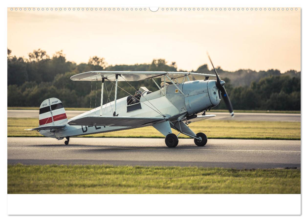 Bild: 9783435829613 | AVIATION CLASSICS seen by custompix.de (Wandkalender 2025 DIN A2...