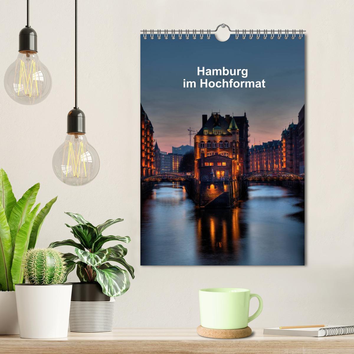 Bild: 9783457054291 | Hamburg im Hochformat (Wandkalender 2025 DIN A4 hoch), CALVENDO...