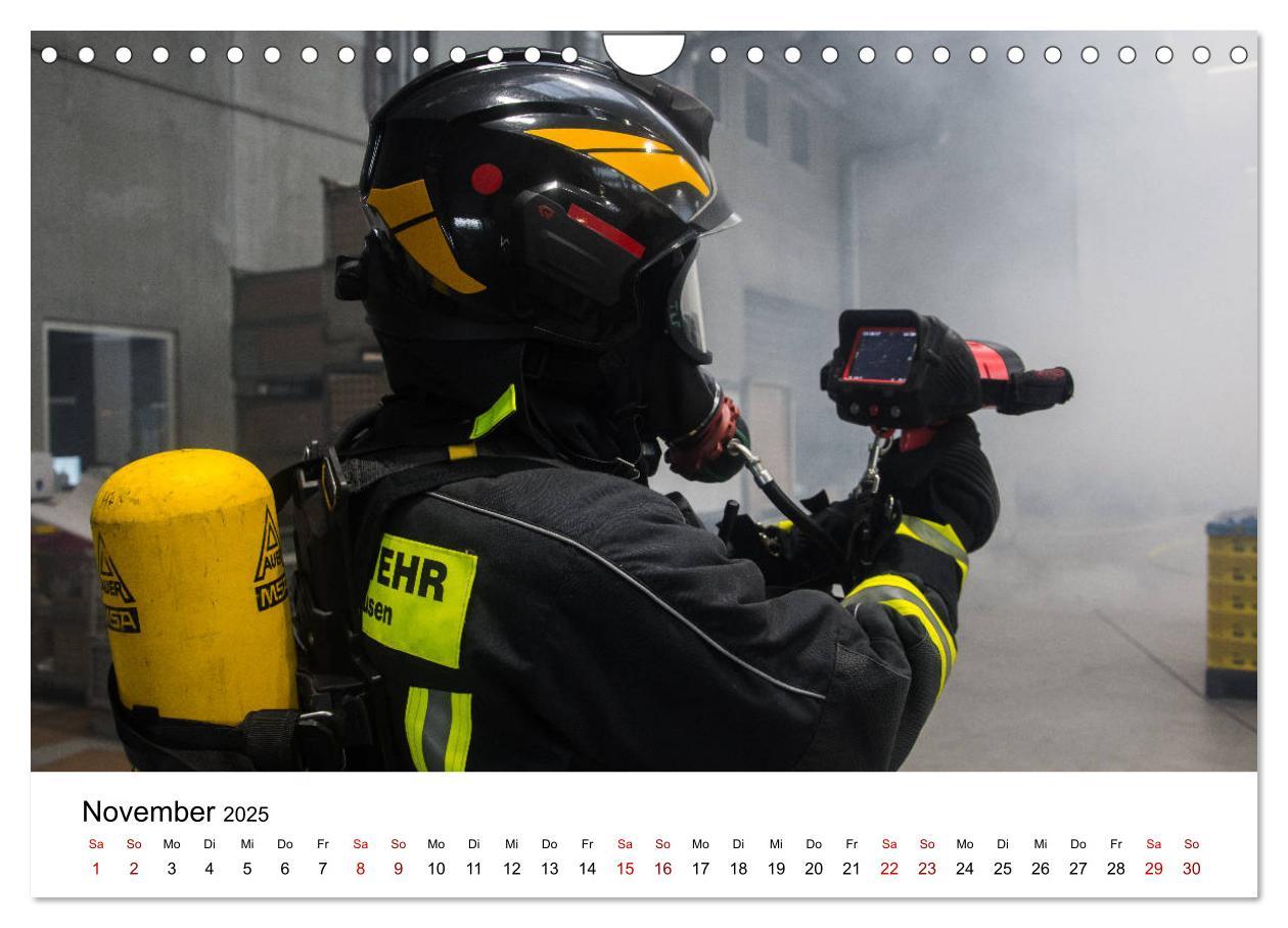 Bild: 9783435121502 | FEUERWEHR IM EINSATZ (Wandkalender 2025 DIN A4 quer), CALVENDO...