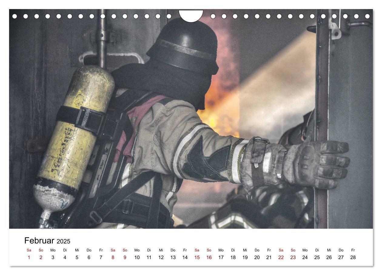 Bild: 9783435121502 | FEUERWEHR IM EINSATZ (Wandkalender 2025 DIN A4 quer), CALVENDO...