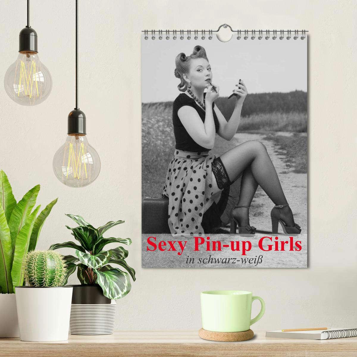 Bild: 9783457051726 | Sexy Pin-up Girls in schwarz-weiß (Wandkalender 2025 DIN A4 hoch),...