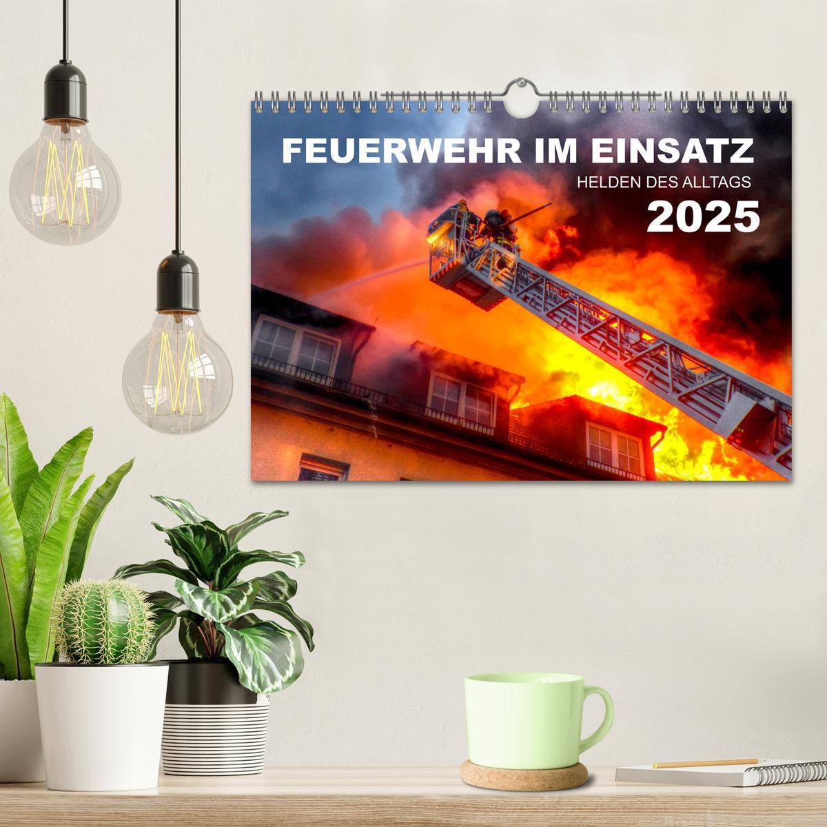 Bild: 9783435121502 | FEUERWEHR IM EINSATZ (Wandkalender 2025 DIN A4 quer), CALVENDO...