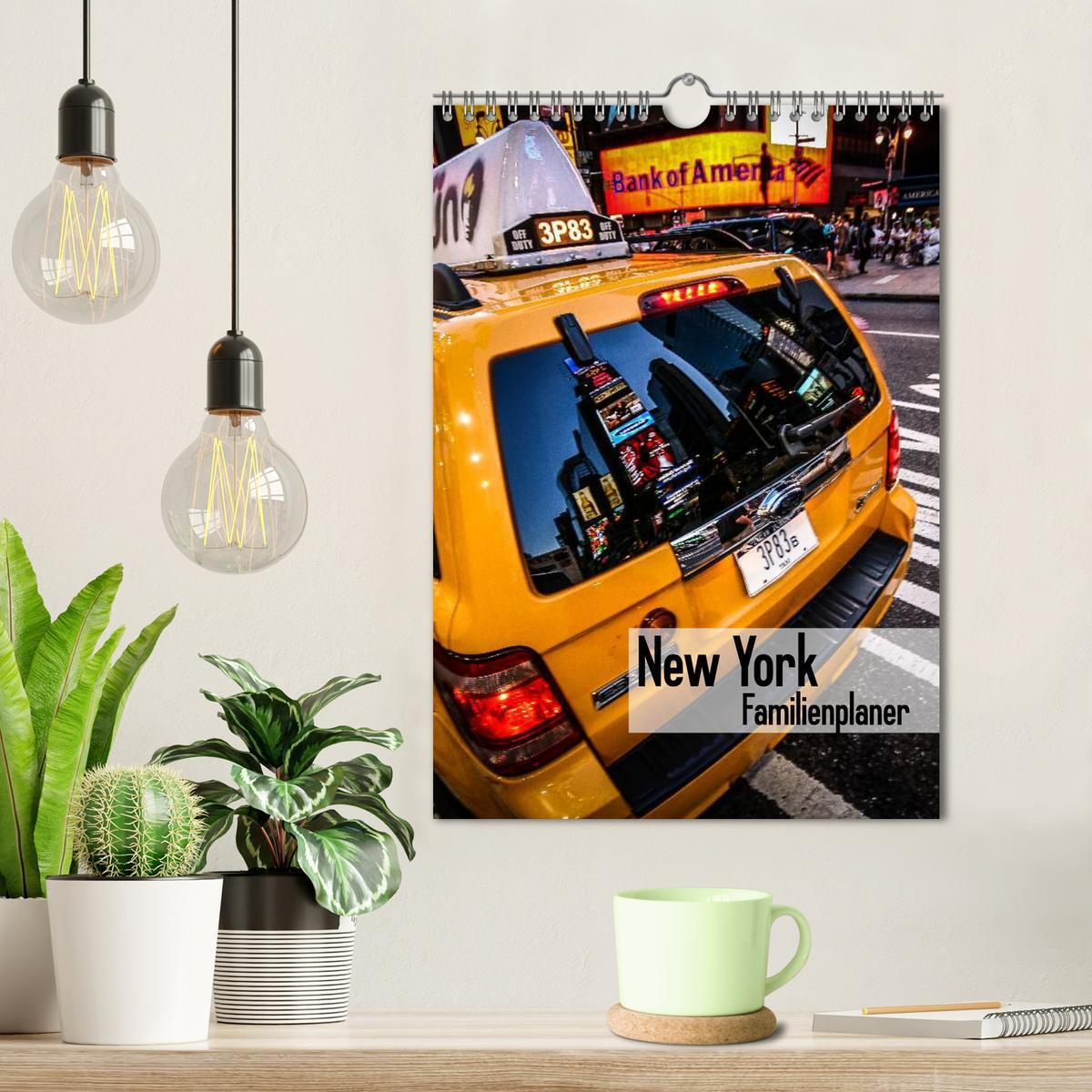 Bild: 9783457081969 | New York Familienplaner (Wandkalender 2025 DIN A4 hoch), CALVENDO...