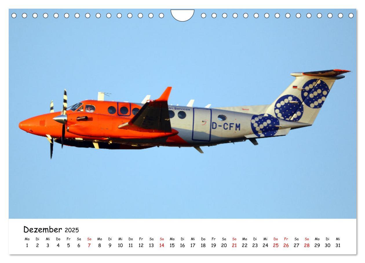 Bild: 9783435070701 | Flugzeuge am blauen Himmel (Wandkalender 2025 DIN A4 quer),...