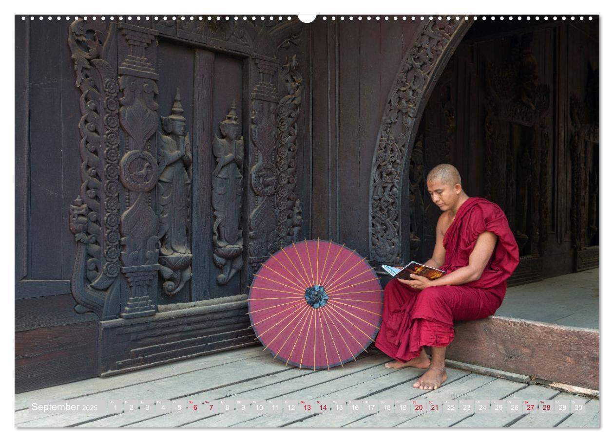 Bild: 9783435077991 | IM REICH DES BUDDHA - DER ROTE SCHIRM (Wandkalender 2025 DIN A2...