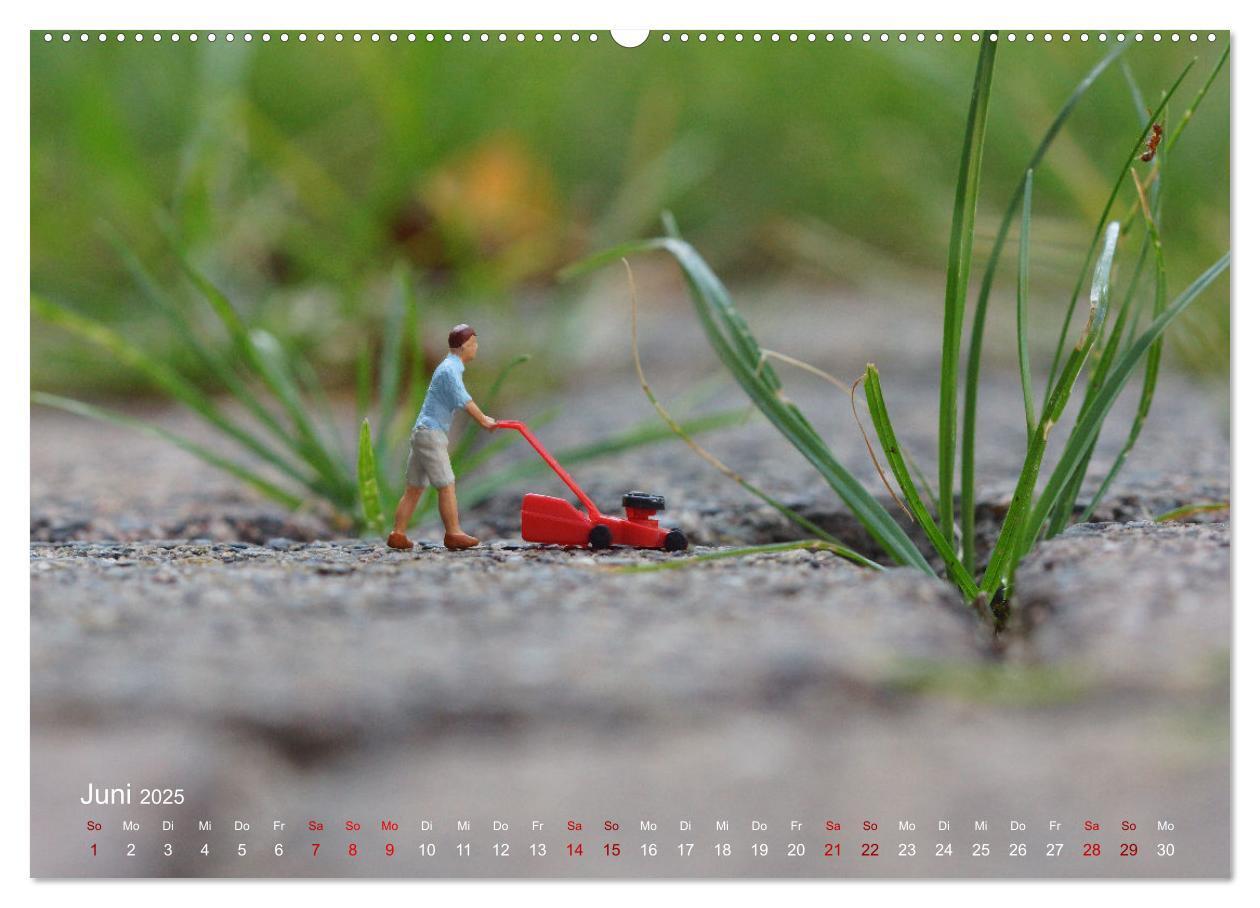 Bild: 9783457224410 | Das geheime Leben von Miniatur-Figuren (Wandkalender 2025 DIN A2...